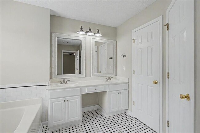 Building Photo - 665 Peachtree Trails Dr