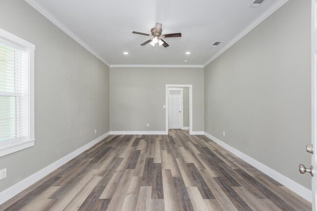 Building Photo - 121 W Kerr Ave