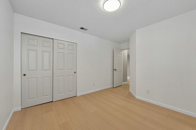 Building Photo - Updated Family Spacious Home w/ Fenced in ...