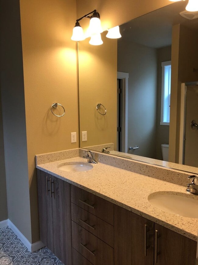 Building Photo - Single level 1 year old home