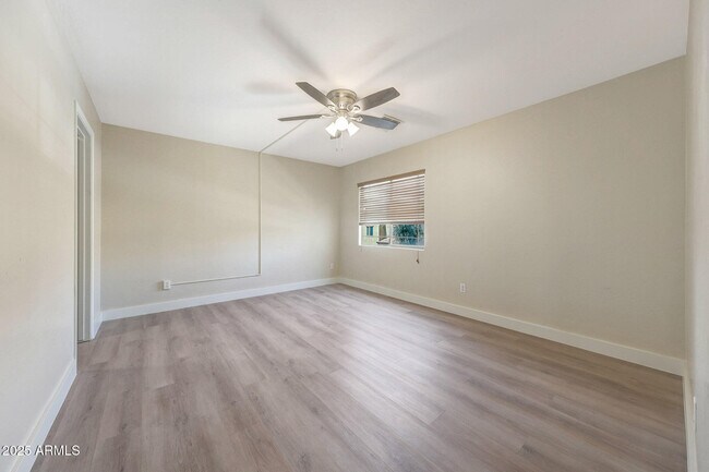 Building Photo - 9423 W Monte Vista Rd
