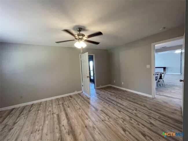 Building Photo - 744 Hill Top Dr