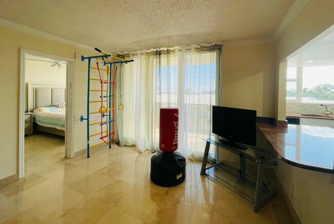 Building Photo - 1237 Hillsboro Mile