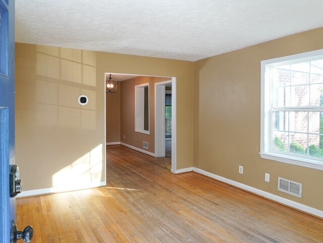 Entrance room - 7141 Greenwood Ave