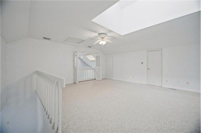 Building Photo - 1044 Commodore Dr