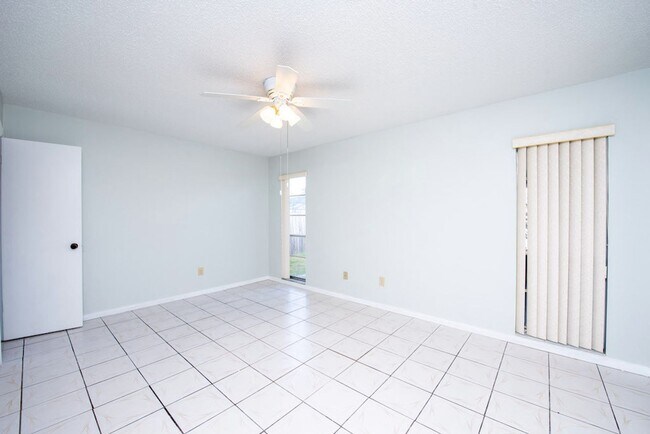 Building Photo - Cute 4/2 House In Buenaventura Lakes for Rent