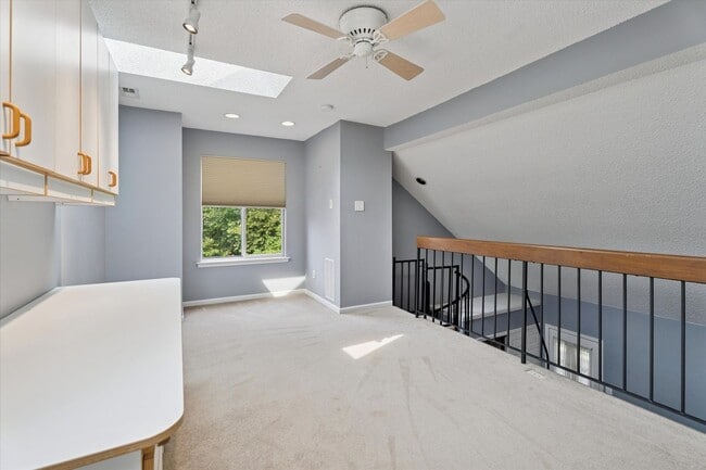 Building Photo - Now Available – 2 Bed / 1.5 Bath End Unit ...