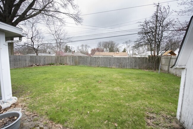 Building Photo - 9328 W Ridgewood Dr