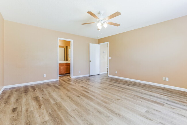 Building Photo - 527 N Bailey Cir
