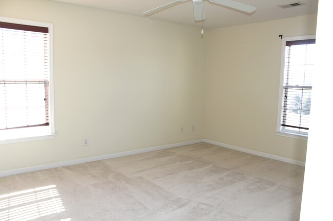 Master bedroom - 6118 Hedgecock Cir