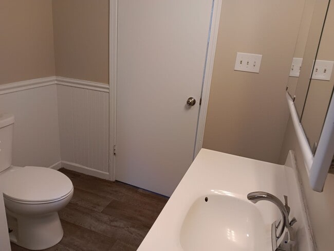 Building Photo - 3 Bedroom Home with Detached Garage