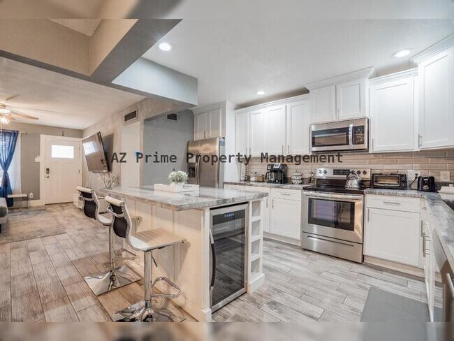 Building Photo - 1942 W Indianola Ave