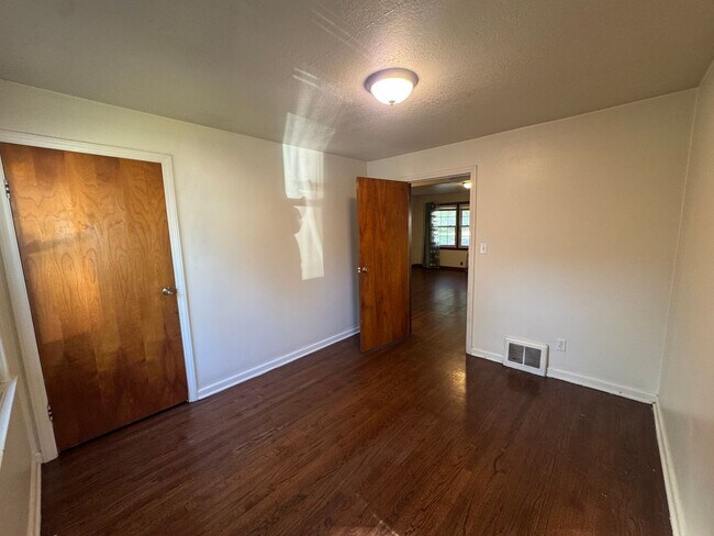 Building Photo - Charming 2-bedroom, 1-bathroom Ground Floor Apartment in Independence