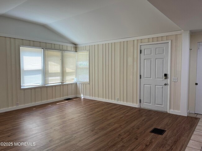 Building Photo - 551 Capstan Ave