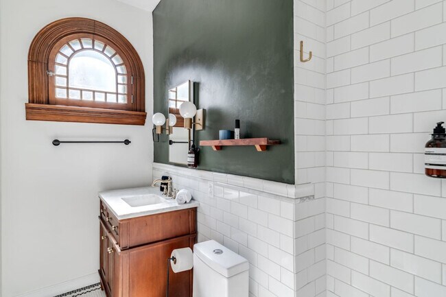 Building Photo - 351 Thrall St