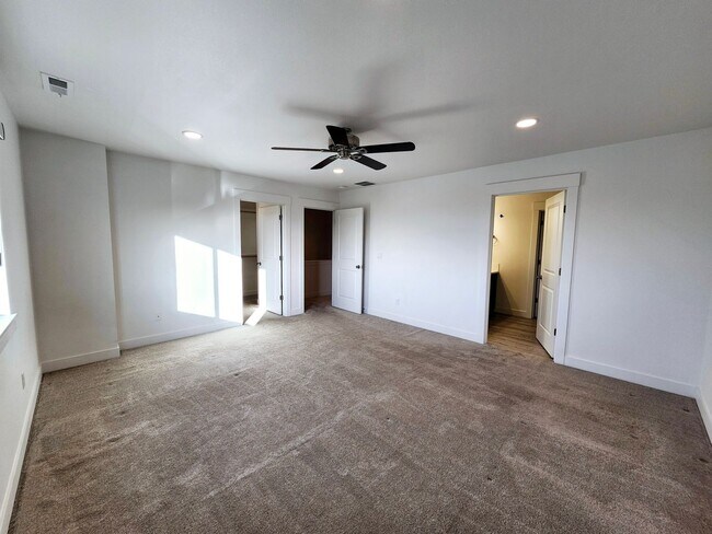 Building Photo - Spacious 3 bed/2.5 bath Townhouse - Gorgeo...