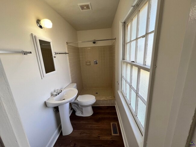 Building Photo - 2209 Macy Ave