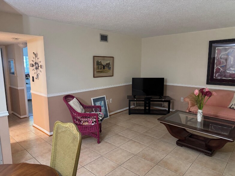 Building Photo - 2348 Shelley St