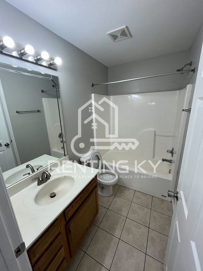Building Photo - Huge 3-Bed, 2.5-Bath Townhouse!