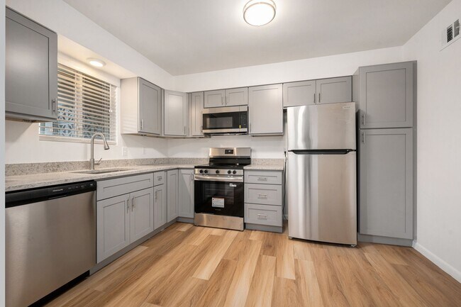 Building Photo - 1 Month Free, newly renovated Overland Par...