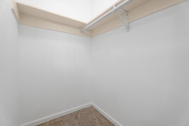 Building Photo - 16015 Southampton Dr