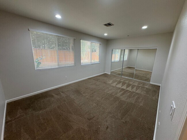 Building Photo - Great Two Story Large Bedroom, Bath Downst...