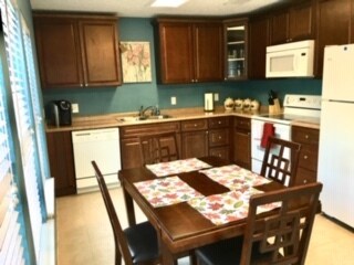 Kitchen and breakfast area - 9030 Mountain Field Dr