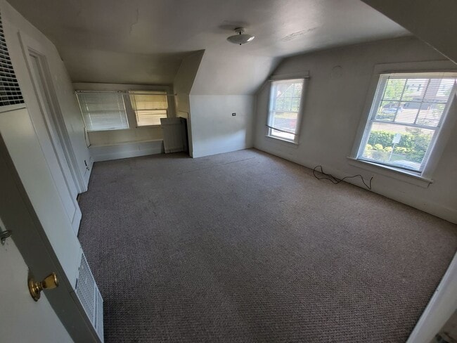 Building Photo - *Move In Special, Free Month of Rent! (See ad for details)*5 Bedroom House on OSU Campus!