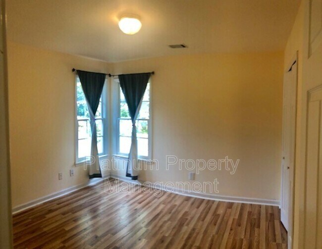 Building Photo - 3335 Woodside Ct