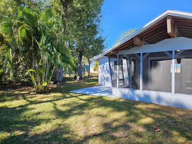 Building Photo - Annual Unfurnished 3 Bedroom 2 Bathroom Si...