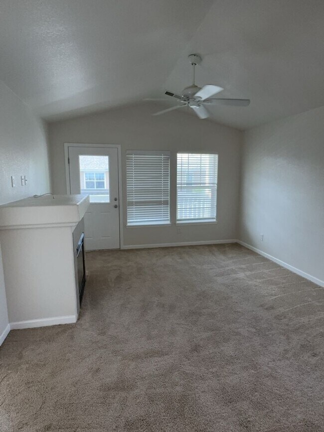 Building Photo - Spacious 2 Bed, 2 Bath Condo