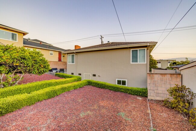 Building Photo - 672 Baden Ave