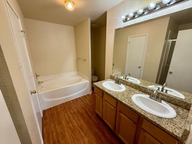 Building Photo - Beautiful 3 bedroom, 2 bathroom home in th...