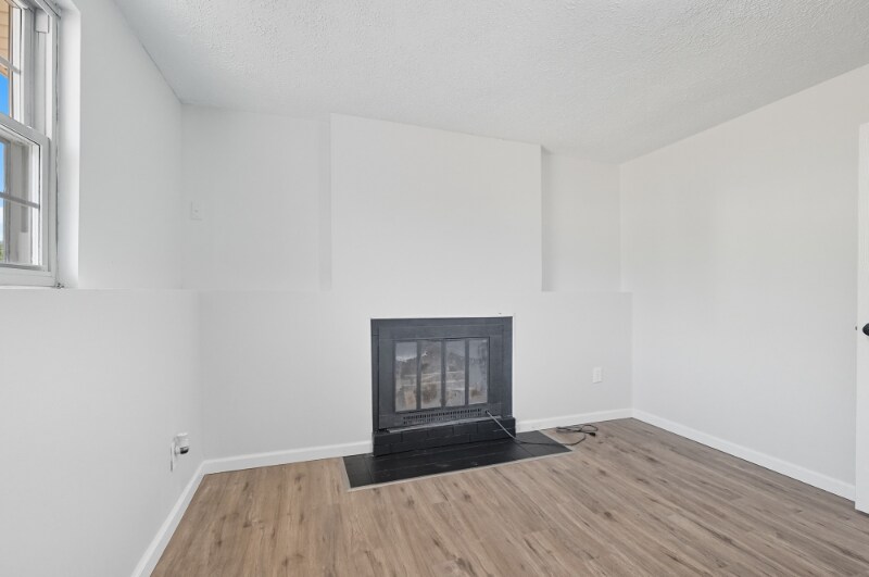 Building Photo - 7 Waterside Way