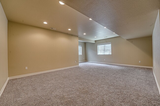 Building Photo - Stunning 5-Bedroom Home with Lake Views in...