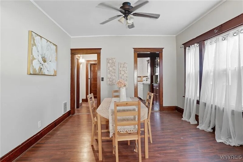 Building Photo - 10 Russell St