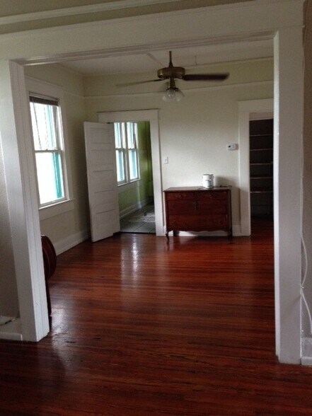 Building Photo - 2100 W Dekle Ave