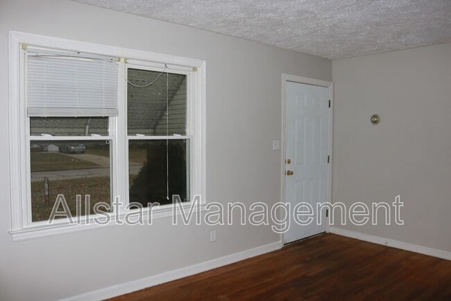 Building Photo - 740 E 254th St