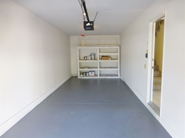 Building Photo - 835 Mistletoe Ln