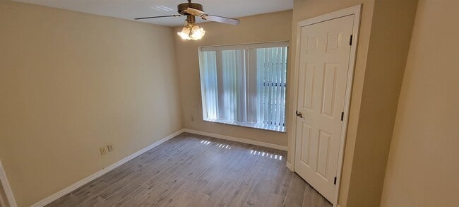 Building Photo - 305 Raintree Trail