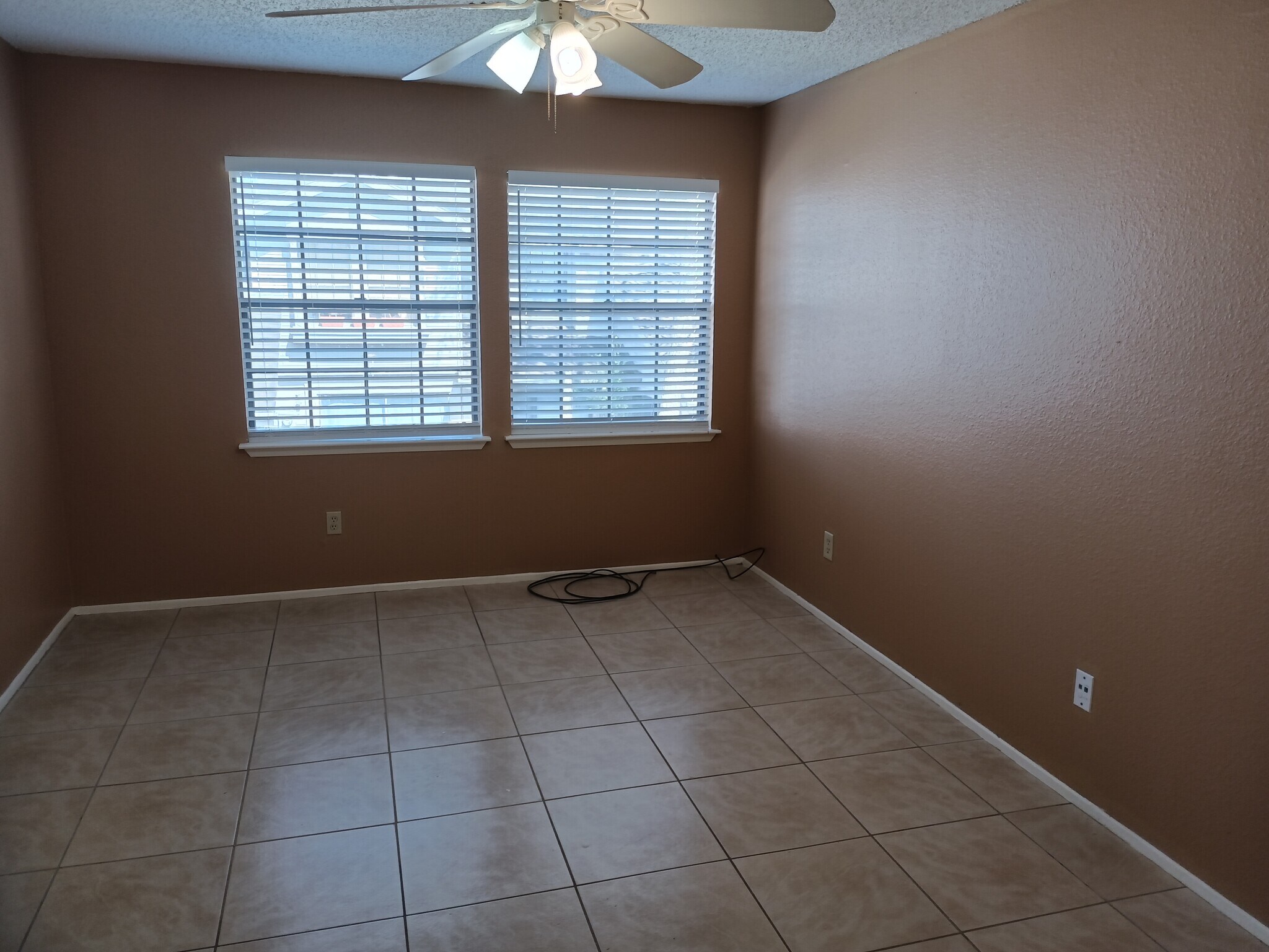 Large Clean Master Bedroom - 13443 Garden Grv