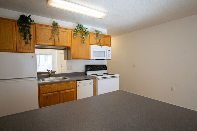 Building Photo - FREE RENT: Top Floor 1Bdr w/Modern Applian...