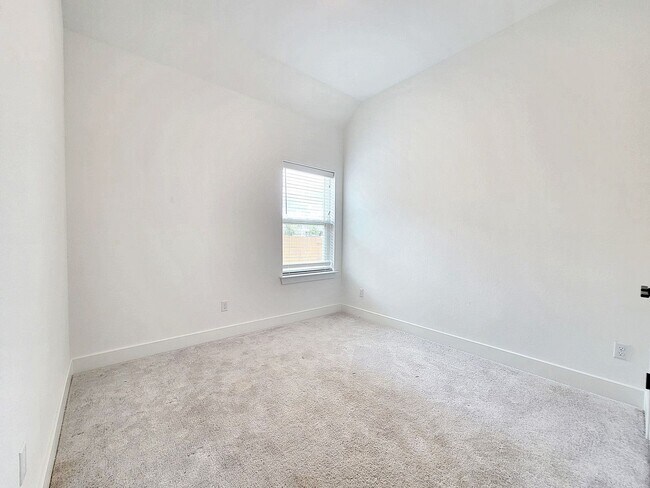Building Photo - 513 Three Feathers Ct