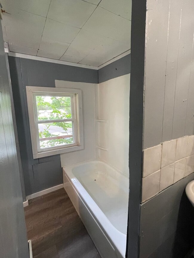 Building Photo - Four Bedroom Available August in Delphi