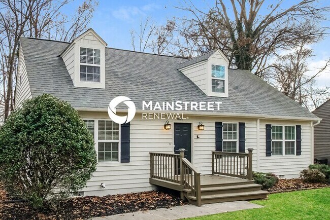 Building Photo - 3 Bedroom Pet-Friendly Home in KNOXVILLE, TN with Main Street Renewal