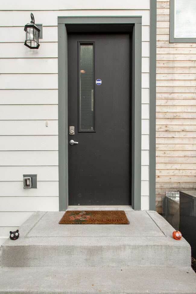 Building Photo - 1044 2nd Ave S