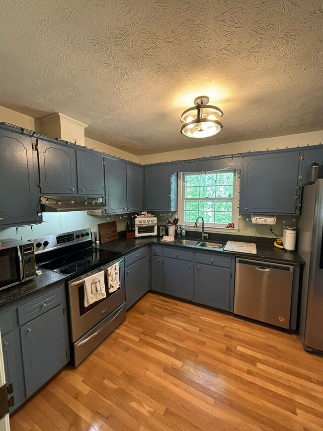 Building Photo - Charming Eastside Home, Available July