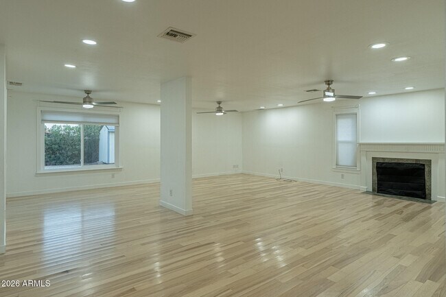 Building Photo - 5625 E Tierra Buena Ln