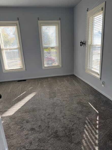 Building Photo - 482 Stella St