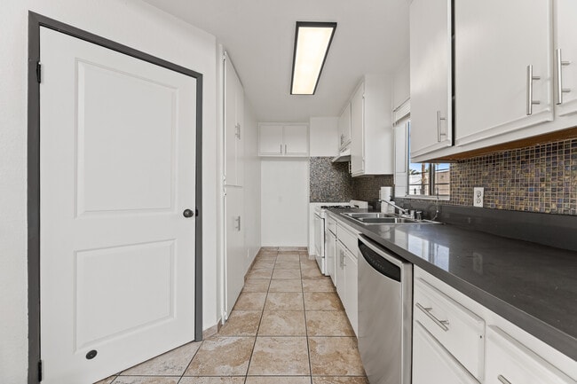 Building Photo - 1540 S Fairfax Ave